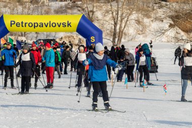 Petropavlovsk, Kazakistan - 29 Şubat 2020: Erkekler ve kadınlar, çocuklar kışın ormanda kayak yapıyor. Güneşli kış manzarası, kayak. Petropavlovsk, Kazakistan.