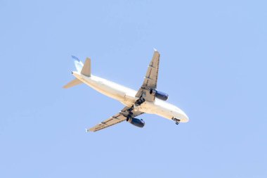 Sharm El Sheikh, Mısır - 30 Ocak 2020: Uçak mavi gökyüzüne doğru uçuyor, turizm. Başka bir deyişle, seyahat, tatil kavramı..