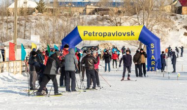 Petropavlovsk, Kazakistan - 29 Şubat 2020: Erkekler ve kadınlar, çocuklar kışın ormanda kayak yapıyor. Güneşli kış manzarası, kayak. Petropavlovsk, Kazakistan.