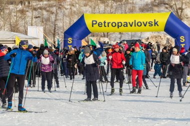Petropavlovsk, Kazakistan - 29 Şubat 2020: Erkekler ve kadınlar, çocuklar kışın ormanda kayak yapıyor. Güneşli kış manzarası, kayak. Petropavlovsk, Kazakistan.