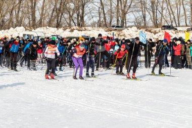 Petropavlovsk, Kazakistan - 29 Şubat 2020: Erkekler ve kadınlar, çocuklar kışın ormanda kayak yapıyor. Güneşli kış manzarası, kayak. Petropavlovsk, Kazakistan.