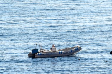 Sharm El Sheikh, Mısır - 27 Ocak 2020: Mavi gökyüzüne karşı tekneler denizde yüzüyor. Başka bir deyişle, seyahat, tatil kavramı..