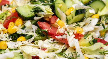 Bahar salatası, zerdeçal, salatalık, domates, lahana, yeşillik..