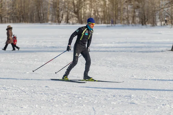 Petropavlovsk Kazajstán Febrero 2020 Gente Está Esquiando Bosque Invernal Soleado — Foto de Stock