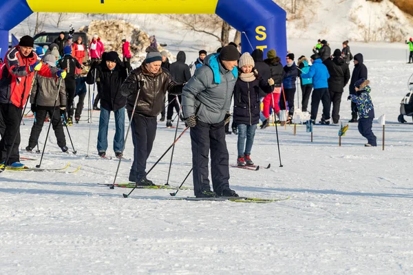 Petropavlovsk Kazakistan Febbraio 2020 Uomini Donne Bambini Sciano Inverno Nella — Foto Stock