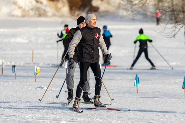 Petropavlovsk Kazajstán Febrero 2020 Gente Está Esquiando Bosque Invernal Soleado — Foto de Stock