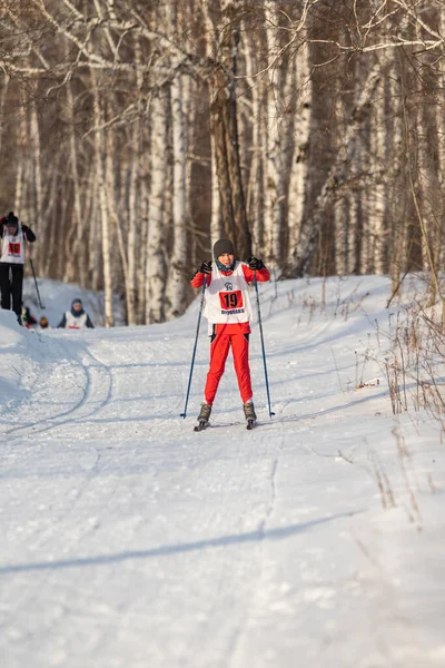 Petropavlovsk Kazajstán Febrero 2020 Los Escolares Están Esquiando Bosque Invernal — Foto de Stock