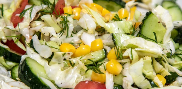 Voorjaarssalade Kurkuma Komkommers Tomaten Kool Groenten — Stockfoto