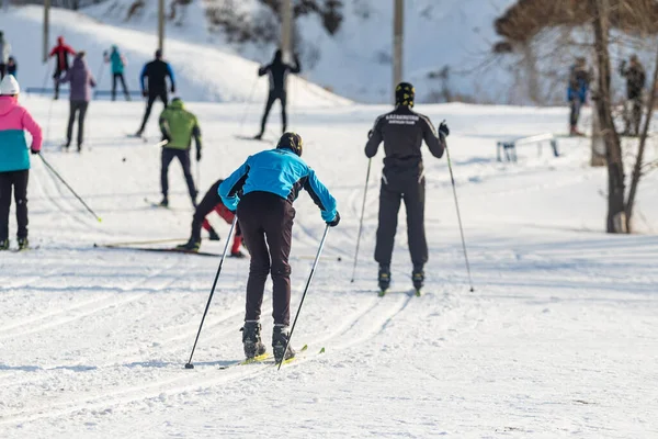 Petropavlovsk Kazajstán Febrero 2020 Gente Está Esquiando Bosque Invernal Soleado — Foto de Stock