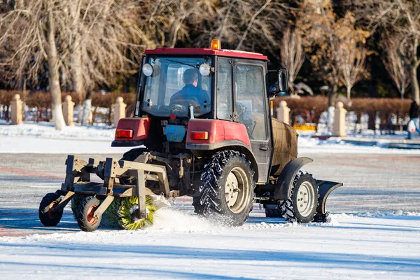 Petropavlovsk Kazajstán Marzo 2020 Tractor Limpia Las Calles Ciudad Nieve — Foto de Stock