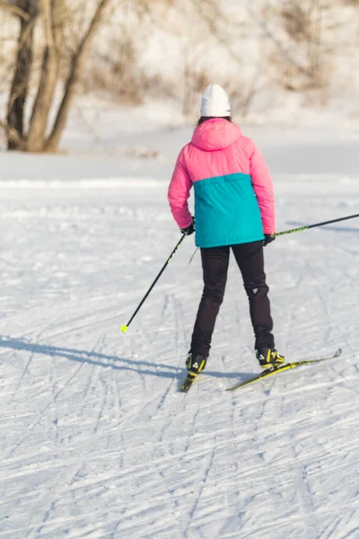 Petropavlovsk Cazaquistão Fevereiro 2020 Pessoas Estão Esquiando Floresta Inverno Inverno — Fotografia de Stock