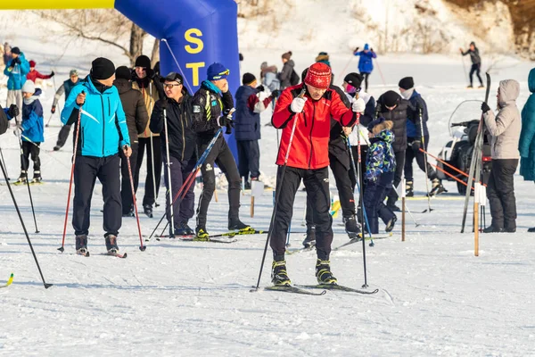 Petropavlovsk Kazajstán Febrero 2020 Hombres Mujeres Niños Esquian Invierno Bosque — Foto de Stock