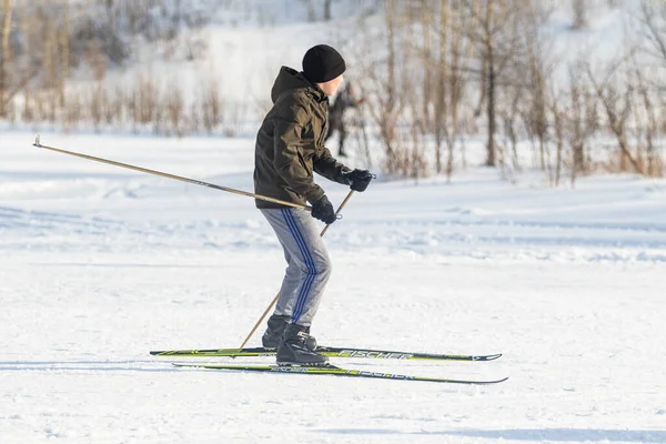 Petropavlovsk Kasachstan Februar 2020 Die Menschen Fahren Winterwald Ski Sonnige — Stockfoto