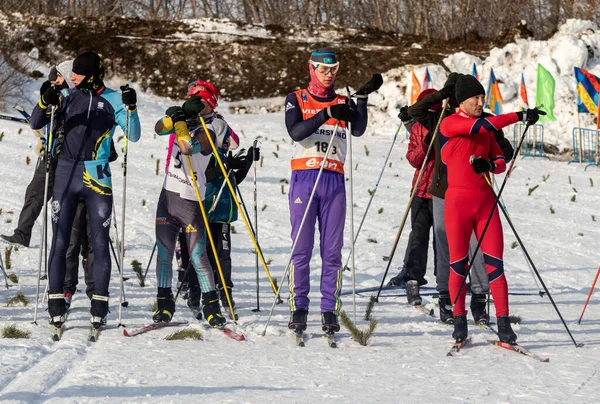 Petropavlovsk Kazajstán Febrero 2020 Hombres Mujeres Niños Esquian Invierno Bosque — Foto de Stock