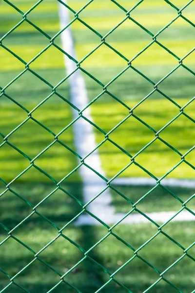 网格是金属绿色的 是足球场的篱笆 禁止在2020年踢足球 大流行检疫 — 图库照片
