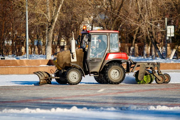 Petropavlovsk Kazachstan Marca 2020 Ciągnik Oczyszcza Ulice Miasta Śniegu — Zdjęcie stockowe
