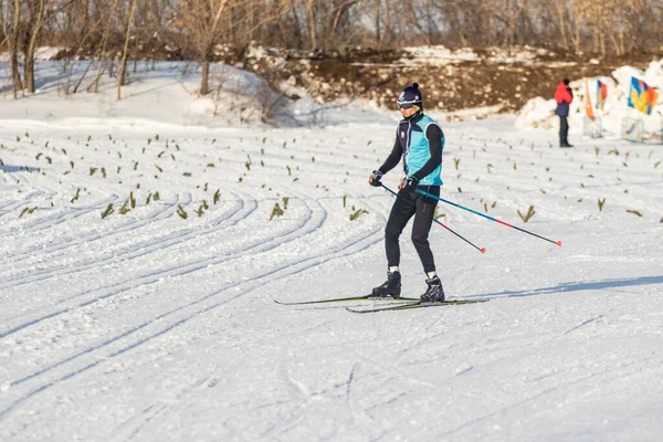 Petropavlovsk Kazajstán Febrero 2020 Gente Está Esquiando Bosque Invernal Soleado — Foto de Stock