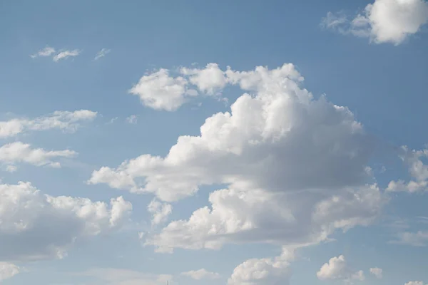 Λευκά Σύννεφα Στον Γαλάζιο Ουρανό Εικόνα Αρχείου