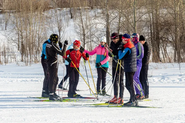 哈萨克斯坦彼得罗巴甫洛夫斯克 2020年2月29日 男人和女人 孩子们在森林里滑雪 阳光明媚的冬季风景 Petropavlovsk 哈萨克斯坦 免版税图库图片