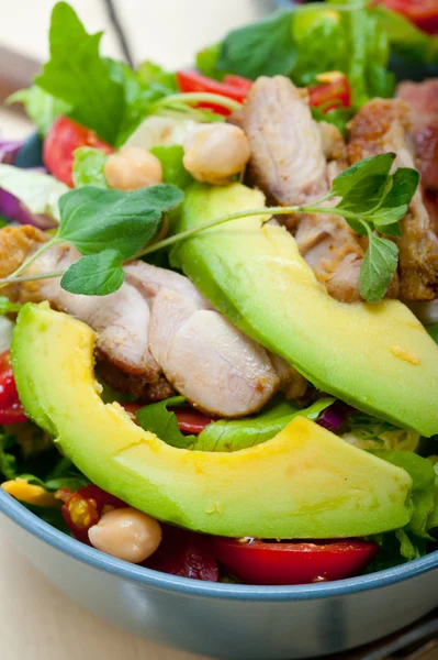 Pollo Ensalada de aguacate —  Fotos de Stock