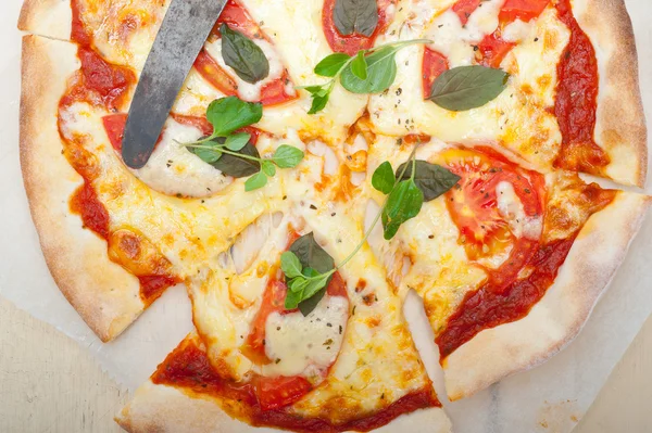 İtalyan pizza margherita — Stok fotoğraf