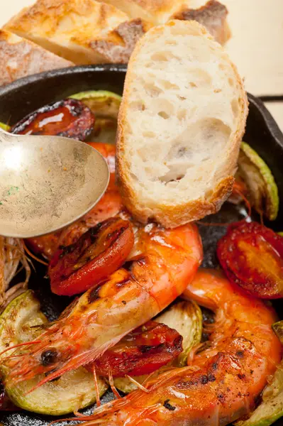 Crevettes grillées aux courgettes et tomates — Photo