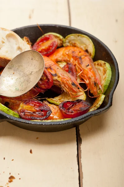 Roasted shrimps with zucchini and tomatoes — Stock Photo, Image