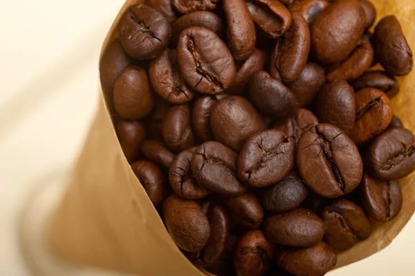 Espresso koffiebonen op een papieren conus — Stockfoto