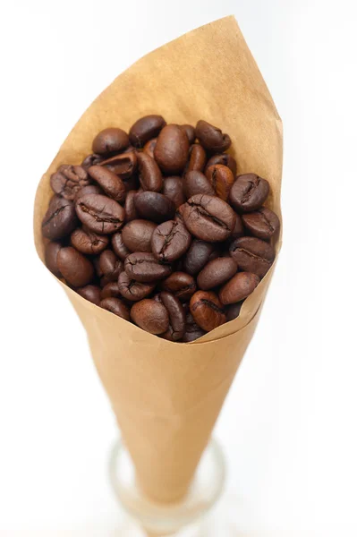 Grãos de café expresso em um cone de papel — Fotografia de Stock