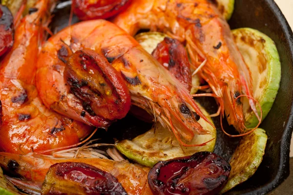 Crevettes grillées aux courgettes et tomates — Photo