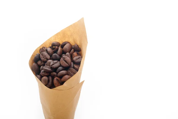 Chicchi di caffè espresso su un cono di carta — Foto Stock