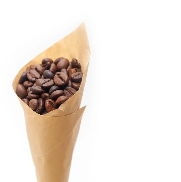 Granos de café expreso en un cono de papel — Foto de Stock