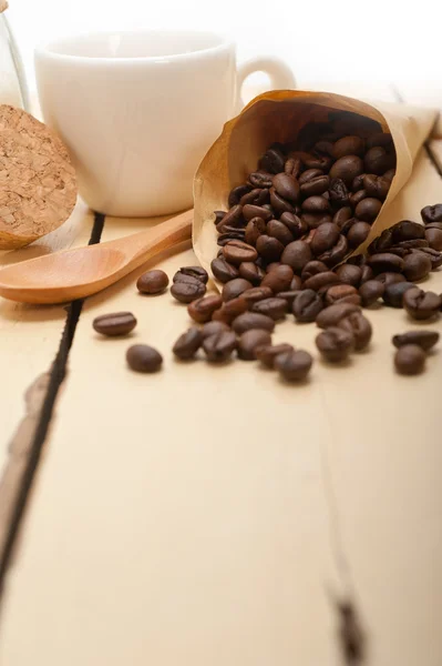 Эспрессо с кофе и бобами — стоковое фото