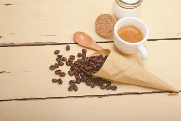 Espresso-Kaffee und Bohnen — Stockfoto