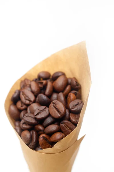 Chicchi di caffè espresso su un cono di carta — Foto Stock