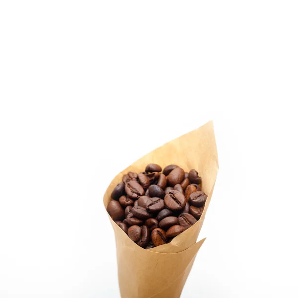 Granos de café expreso en un cono de papel — Foto de Stock