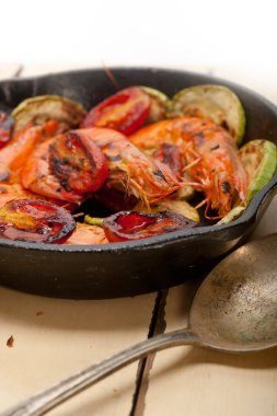 kabak ve domates ile kızarmış karides
