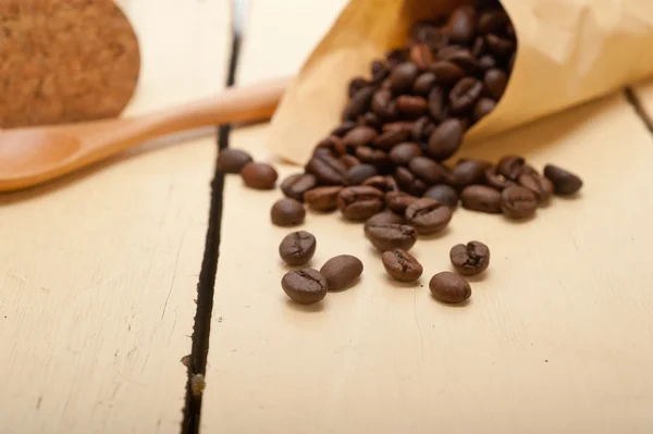 Espresso-Kaffeebohnen auf einer Papiertüte — Stockfoto