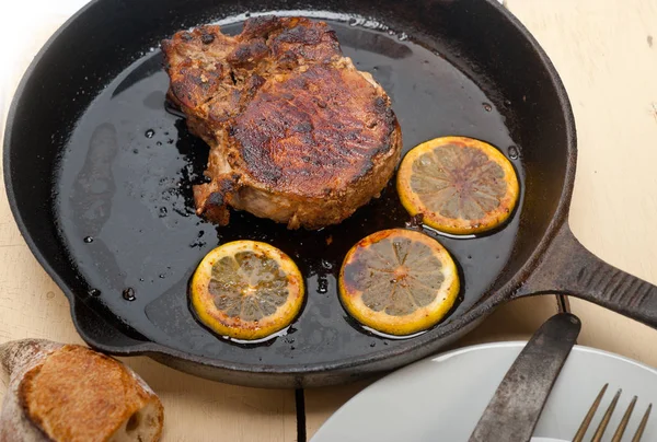 Pork chop seared on iron skillet — Stock Photo, Image