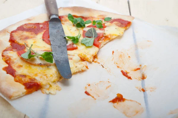 Італійська піца Маргарита — стокове фото