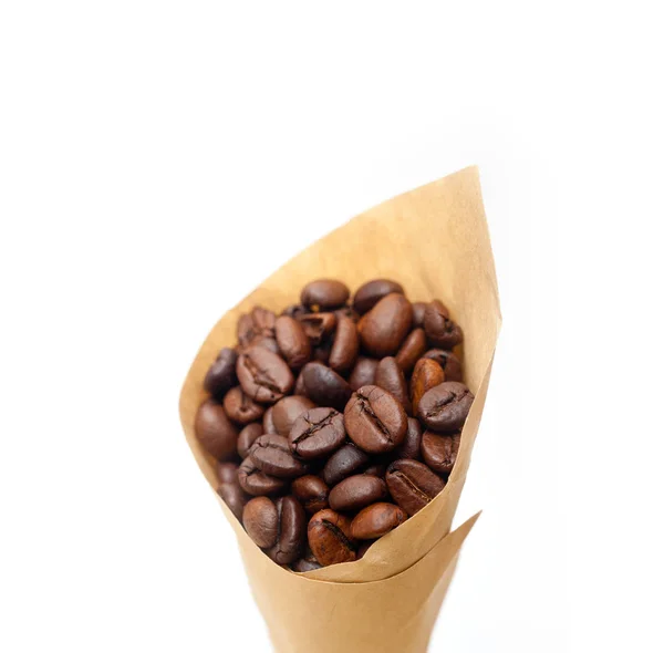 Granos de café expreso en un cono de papel — Foto de Stock