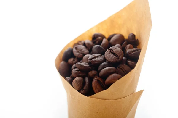 Grãos de café expresso em um cone de papel — Fotografia de Stock