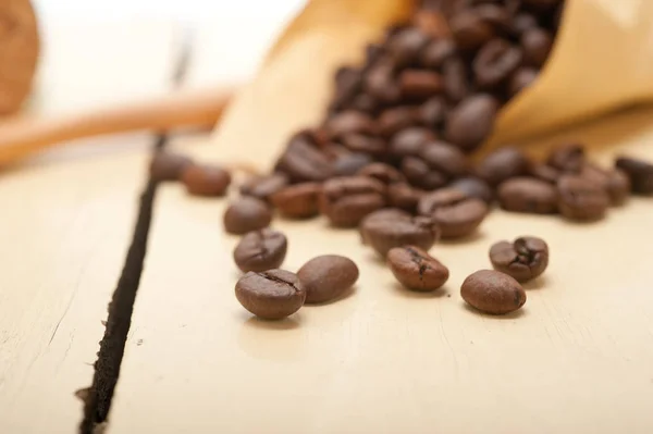 Chicchi di caffè espresso su un cono di carta — Foto Stock