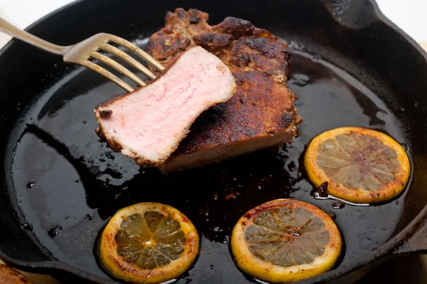 철 프라이팬에 그을린 돼지고기 — 스톡 사진