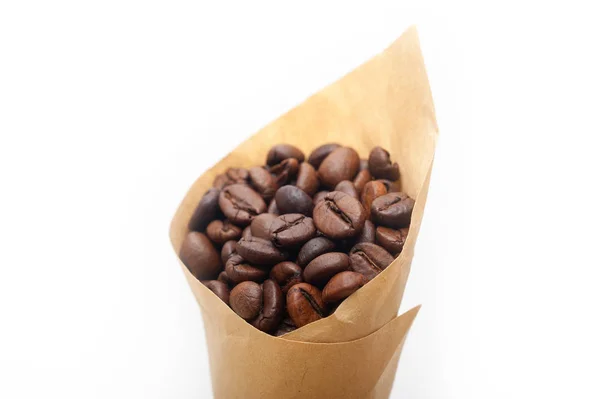 Espresso koffiebonen op een papieren conus — Stockfoto