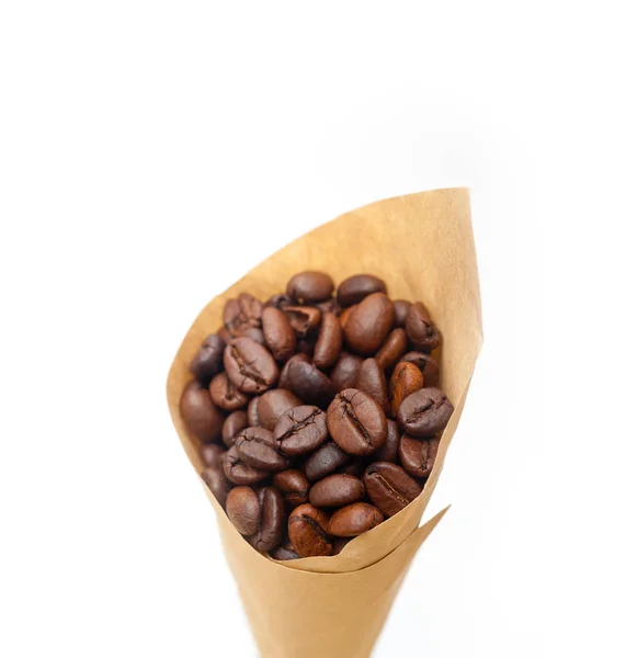 Granos de café expreso en un cono de papel — Foto de Stock