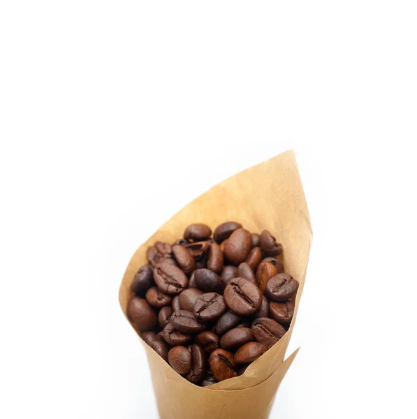 Biji kopi espresso pada kerucut kertas — Stok Foto