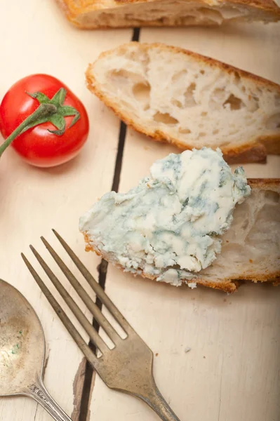 Verse blauwe kaas verspreiden ove Frans stokbrood — Stockfoto