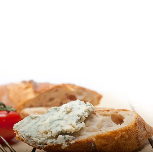 Queso azul fresco untado ove baguette francés —  Fotos de Stock