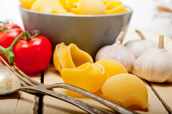 Pâtes de lumaconi à l'escargot italien aux tomates — Photo